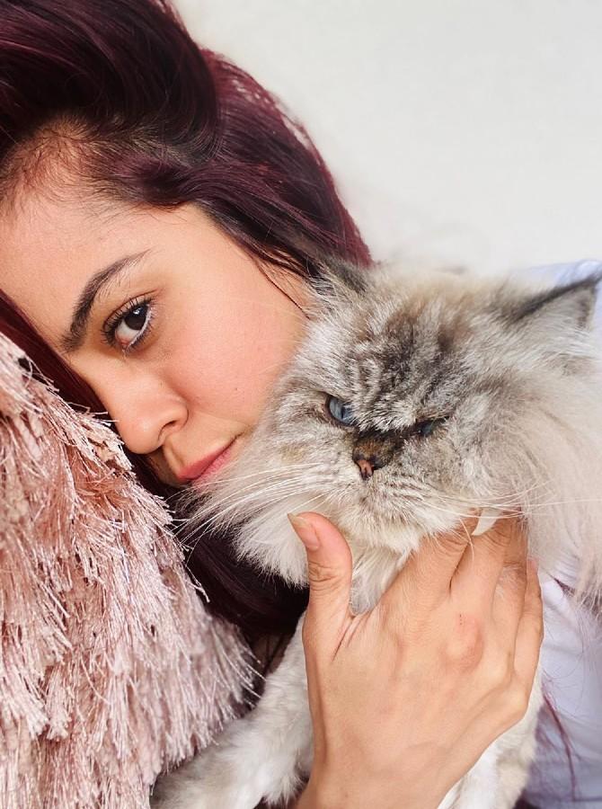 She shared this beautiful picture of herself with her pet cat. Along with the picture, she wrote, 