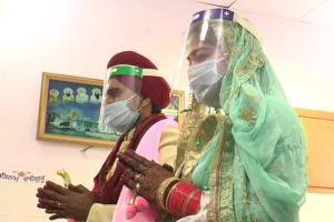 Couple ties knot wearing masks and face shields at Gurudwara in Kanpur