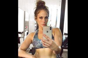 Jennifer Lopez shows off ripped body in mid-workout picture