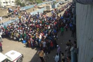 Migrants throng Bandra Terminus as news of Shramik train to Bihar leaks