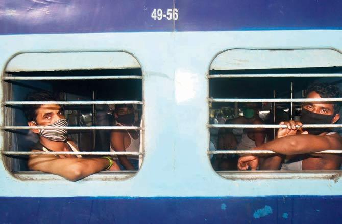 Migrants on board a Shramik Special leaving for Gorakhpur from Bhiwandi. Pic/Suresh Karkera