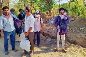 Migrants coming from Valsad pitch in to feed each other