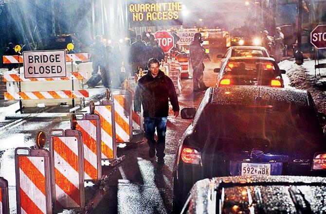 In the American film Contagion, Peña says, "the virus kills well-placed and successful business people as well as waiters and cooks in a restaurant — weirdly, the virus brings us together, shows our common humanity, again at a time in which America seems divided along numerous vectors"