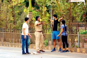 Mumbai: Andheri walkers made to do sit-ups for violating lockdown rules