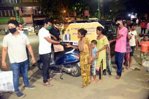Mumbai: Bollywood producer donates food for needy amid lockdown