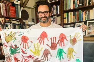 Kareena Kapoor, Saif Ali Khan and Taimur paint hand prints on canvas
