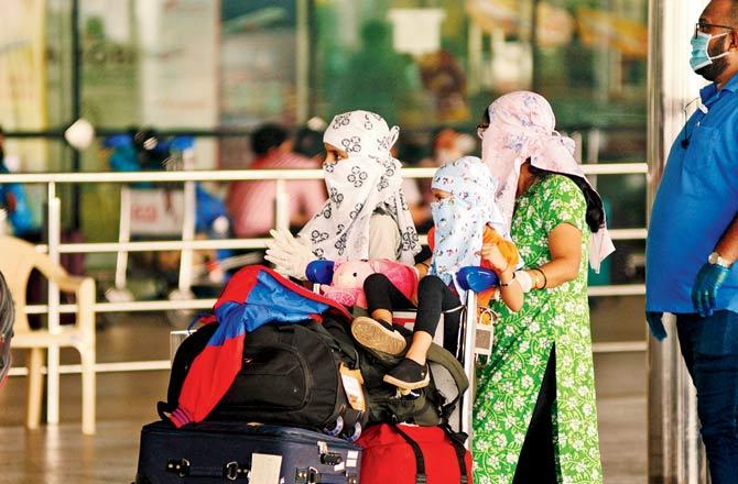 Passengers seen at the Chhatrapati Shivaji Maharaj International Airport as domestic flights resumed on Monday. Pic/Ashish Rane