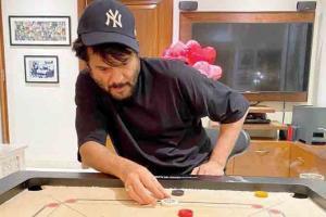 Anil Kapoor plays carrom with wife and daughter, and guess who wins!