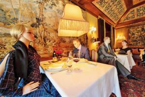 Michelin restaurant fills empty seats with mannequins