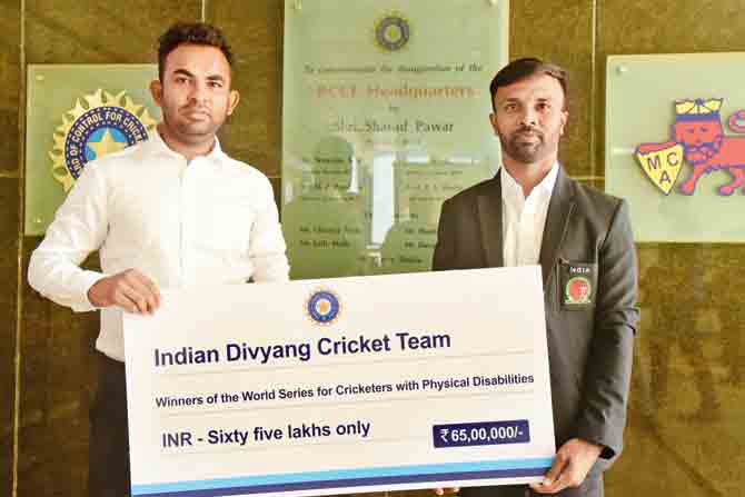 Skipper Vikrant Keni (right) and teammate Gurudas Raut with the R65 lakh cheque they received from the BCCI in March. PIC/SURESH KARKERA