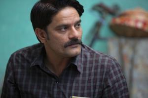 What makes Hathiram Chaudhary's character pitiful in Paatal Lok?