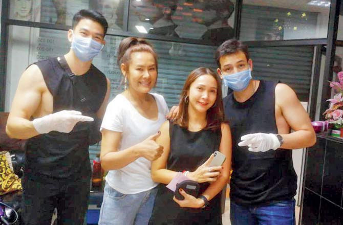 The deliverymen pose with happy customers. Pics/76 Garage, Facebook
