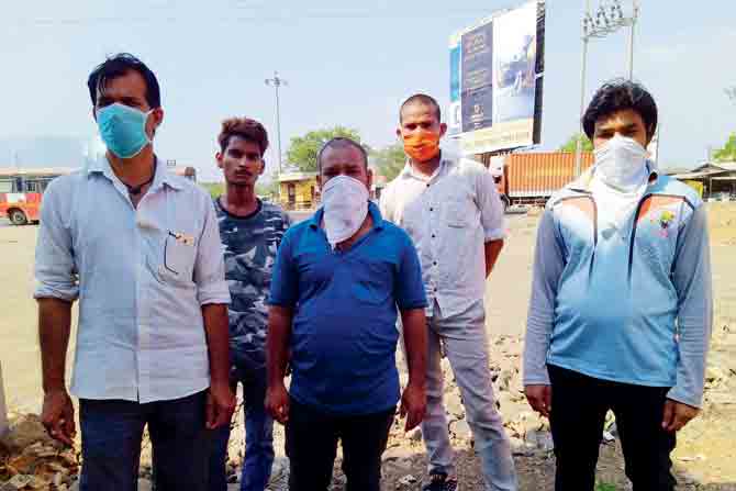 Mukesh Chaudhari (centre) is headed to UP with 10 others.  PICS/RANJEET JADHAV