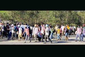 Lockdown: Police rain lathis on migrants walking home to UP, Gujarat