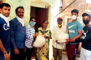 Female cricketer Anuja offers groceries, money for people in Kolhapur