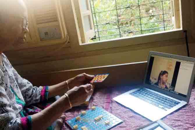 Laxman’s mother and daughter play a game of Tambola over video call