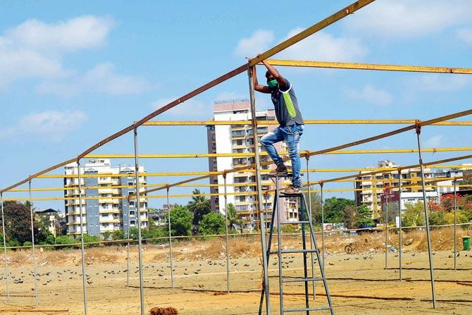 orkers build another tent across 40,000 sq ft at Suncity ground in Vasai. PIC/HANIF PATEL