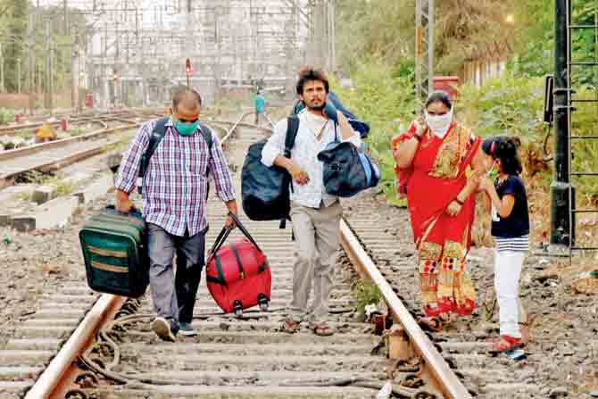 Udaybhan Yadav and his family are walking to Basti. PIC/Rajesh Gupta