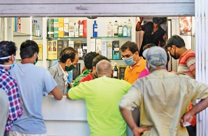 A crowd outside a wine shop in Walkeshwar on Monday. Pic/Bipin Kokate