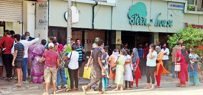 People queue up to buy liquor in Vile Parle East. Pic/Rane Ashish
