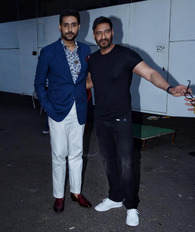 The B-town boys looked dapper in their attires. While Ajay opted for a casual black t-shirt and jeans along with a pair of sneakers for the event, Abhishek decided to go for a formal avatar donning a blue checkered shirt, blue suit and white trousers.