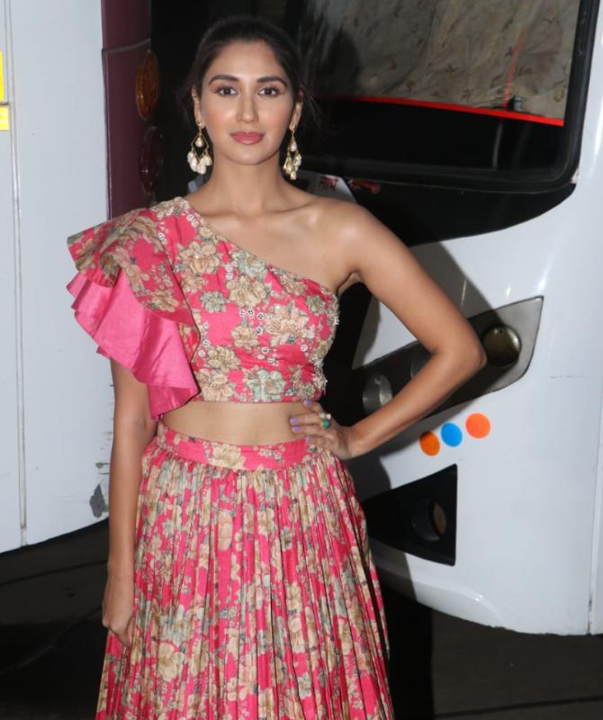 On the other hand, Nikita looked stunning in floral pink co-ords. She was seen happily flashing her beaming smile while posing for the photographers. A bit of jewelry and some light make-up perfected her attire.