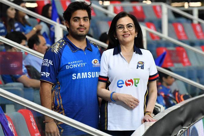 Recently, Nita Ambani was snapped with her son Akash Ambani at the Dubai International Cricket Stadium watching the IPL match between Mumbai Indians and Delhi Capitals. In the pictures shared by the MI team on Twitter, Nita Ambani can be seen all smiles for the camera as she saw her team enter the IPL 2020 finals. Pic/Twitter Mumbai Indians