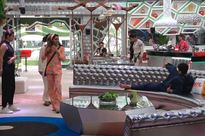Monday began with a lot of friction between the contestants over house duties and luxury items. Shardul Pandit pulled up the housemates for not washing their own cups. With this incident, a whole new narrative unfolded when it was found out that Naina Singh had been borrowing green tea sachets from Jaan Kumar Sanu. While Jaan dismissed it as a mild thing, Pavitra took a stand and said that luxury items cannot be given away just like that!