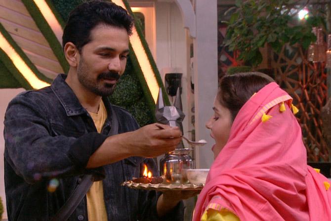 Later on, Rubina Dilaik was seen fasting for Karva Chauth for her hubby Abhinav Shukla and followed all the rasams. Abhinav got very emotional about this and was seen constantly supporting her. He even sat down to design diyas for the evening when Rubina broke her fast. Bigg Boss decided to elevate this atmosphere of love and joy by giving Rubina all the things she needed to celebrate Karwachauth! She was clearly overwhelmed and broke her fast with vows of always being together with her love, Abhinav. This had the entire house become overwhelmed with emotions and there are several 'awwws'. Jasmin even blessed them by saying, 'Doodho Nahao, Pooton Phalo!'