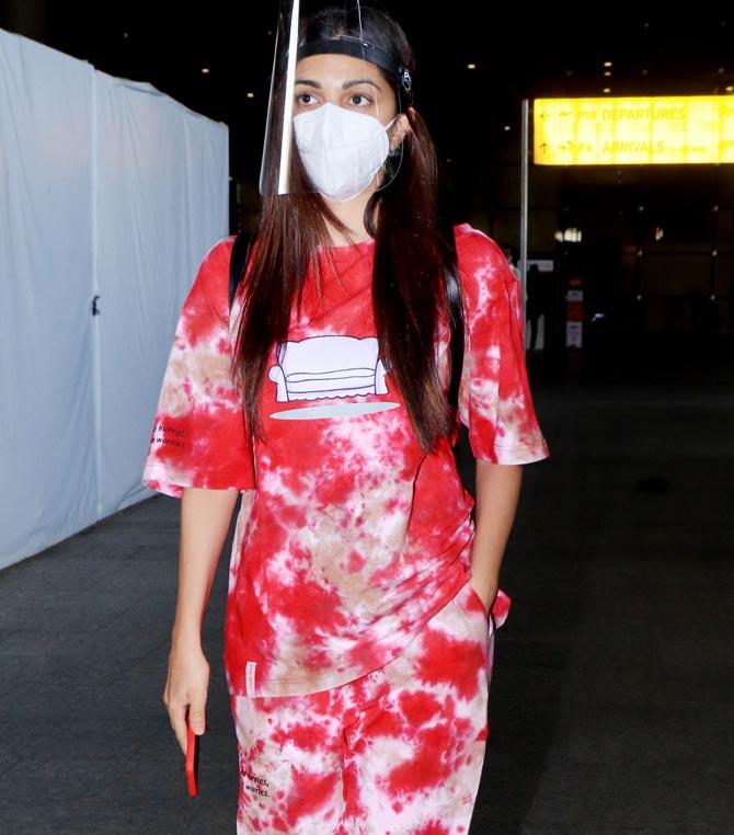 Kiara Advani returned from New Delhi, where she had gone to promote her film Laxmii along with Akshay Kumar and other cast members. Kiara looked pretty in her colourful co-ord set as she arrived at the Mumbai airport. All pictures/Yogen Shah