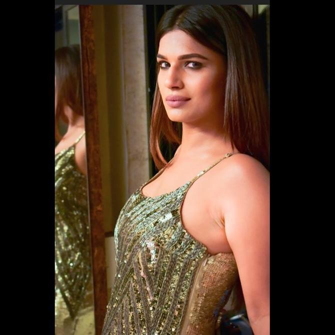 Naina Singh loves to dance. She was in Class 8 when she started her own dance classes. It was during the summer holidays when she used to be back home. While initially, the kids from her colony used to come to take dance lessons, later on, their mums too started joining Naina's dance classes.