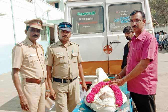 Good Samaritan A Harikrishnan and Madurai cops with the unclaimed body of another person. Iyer will be buried because unidentified/unclaimed bodies or outstation residents are not cremated as the claimants or relatives can be traced even till three months after police close the file