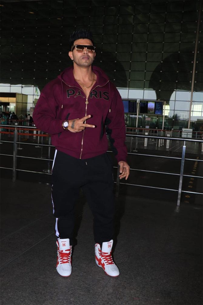 Sahil Khan posed for the shutterbugs when clicked at the Mumbai airport. 