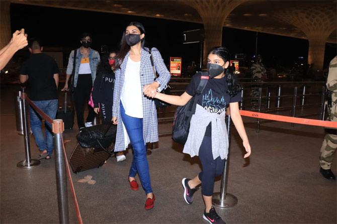 Sushmita Sen, along with boyfriend Rohman Shawl and daughters Renee and Alisah, was snapped waving at the shutterbugs at the Mumbai airport.