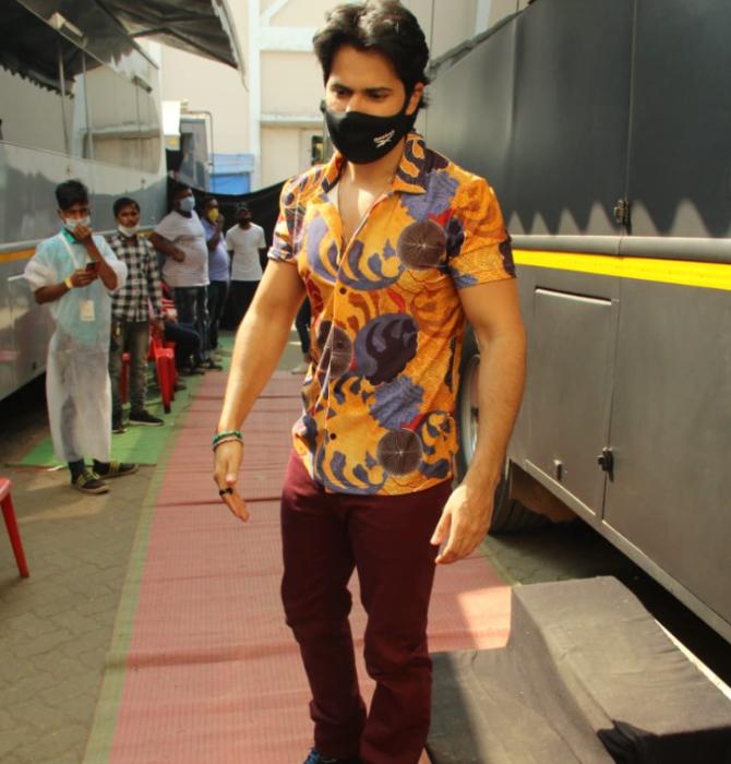 After this, Varun Dhawan was clicked with her Coolie No 1 co-star Sara Ali Khan. The duo is leaving no stone unturned to promote their upcoming film.