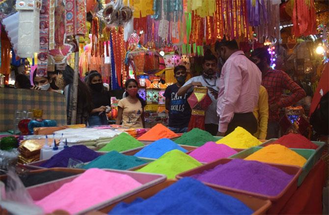 At Mahim's Kandil Galli - the go-to place to buy paper lanterns in Mumbai, people were seen buying various kinds of homemade lanterns and rangoli colours. Those who couldn't make sweets and savouries at home bought it from home chefs and small business owners.