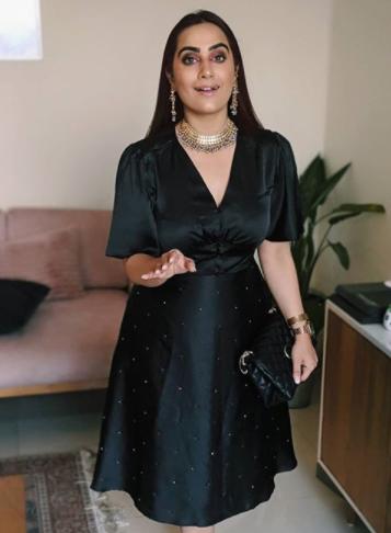 Glossy black dress: This gorgeous number worn by Kusha Kapila along with the kundan jewellery can make for an innovative Diwali look. However, since we are talking about minimalism, you can do away with the jewellery and wear a long slick necklace, instead.