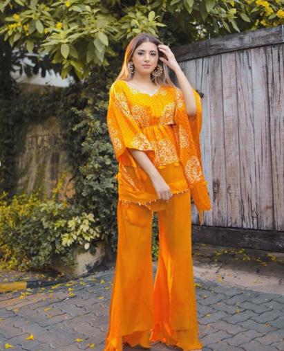 Bandhani kaftan kurta: Instagram influencer Aashna Sroff another way to style ethnic pants. Team up a bandhani kaftan kurta with a pair of ethnic pants, let your hair loose and the finish the look with small droplet earrings.