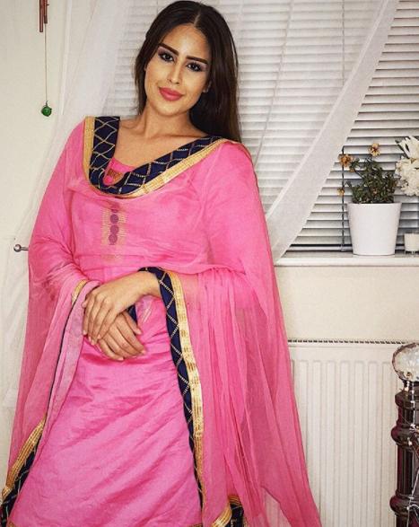 Salwar Kameez: Insta model Bishamber Das sports the timeless, classic salwar kameez with an elegant makeup look that looks just the right way to go for a Diwali all-night party.