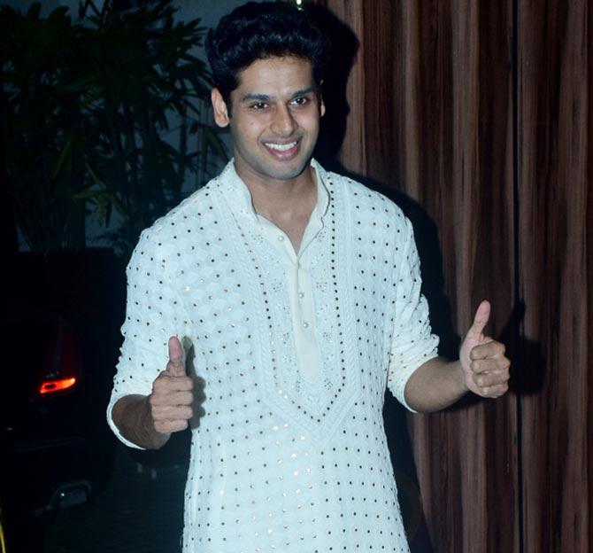 Abhimanyu Dassani gives a double thumbs up to the photographers at his residence. The actor will next be seen in Aankh Micholi along with side Mrunal Thakur, Paresh Rawal, Sharman Joshi, Divya Dutta, Abhishek Banerjee, Darshan Jariwala, among others.