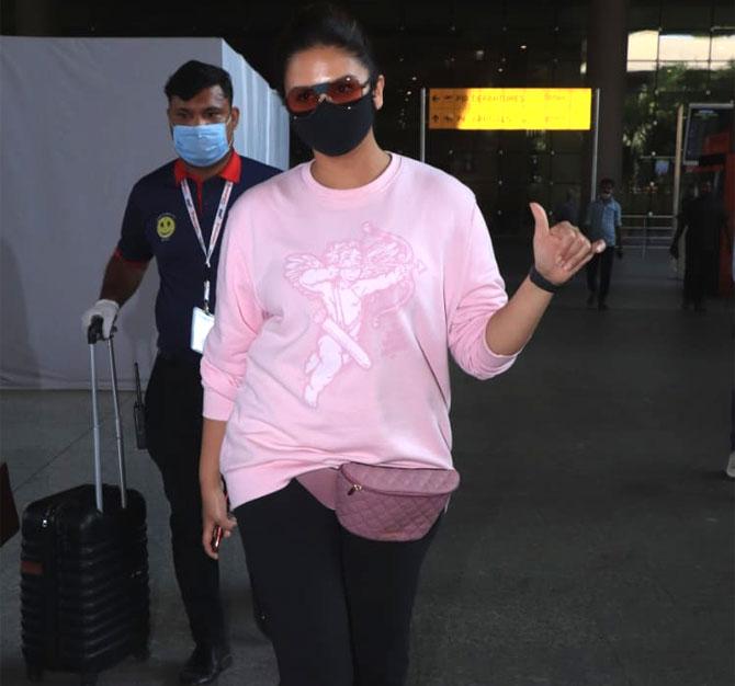 Huma Qureshi too was spotted at the Mumbai airport. The actress kept it casual in a pink sweatshirt, black leggings with a fanny pack. She also wore a protective face mask as she posed for the photographers.