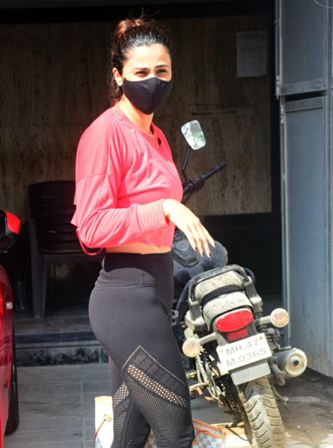 Daisy Shah was also clicked in the same suburb. The actress sizzled in her red crop top and black trousers. She matched her outfit with a black mask. Keeping fashion and safety in one basket is something we should learn from Daisy!