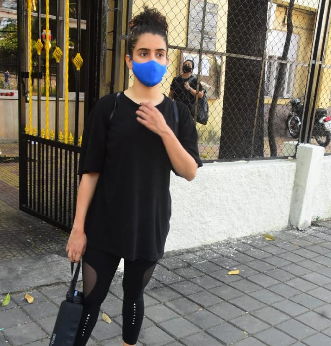 Sanya Malhotra was clicked at a popular gym in Bandra, burning the extra calories she gained during the COVID-19 lockdown. She opted for a black top and trousers for the outing.