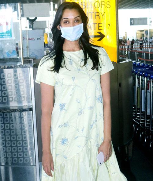 Anupriya Goenka looked pretty in her white dressed as she posed for the photographers at Mumbia airport.