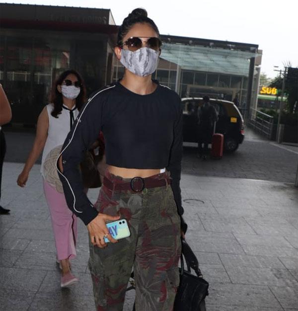 While Malaika Arora returned from holiday, Rakul Preet Singh along with family was on her way to a holiday to the Maldives. Rakul wore a black crop top and camo pants as she arrived at the Mumbai airport.