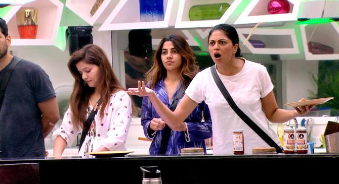 The seventh week gave us a fair amount of fights and arguments. Tuesday began with a bang when Kavita and Jaan locked horns. Kavita responded to Jaan's allegations that she was not being herself and being fake. Kavita, on her part, accused Jaan of having no presence in the Bigg Boss House. Kavita also accused other housemates of forming groups and attacking her. Aly jumped in and said that there are no groups in the house.