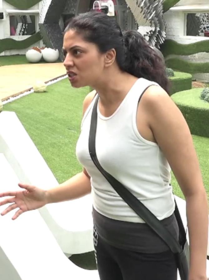 Instead, he accused Kavita of trying to make a group with Nikki and said that he had caught them gossiping about him. Jaan backed Aly and said that he had heard Nikki and Kavita talk about Aly in a negative light. He also said that if Eijaz was not a factor, Kavita would have nothing to talk about and gain footage in the Bigg Boss House. While Kavita stood her ground against all the accusations, she finally broke down and in front of Jasmin and said that she should not have entered the Bigg Boss House!