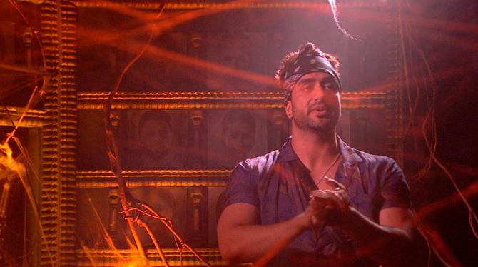 Next, Bigg Boss gave contestants a mini-heart attack when it asked Aly choose six people that he wished to nominate, out of which one will be evicted from the Bigg Boss House. Inside the Confession Room, Aly’s first two names seemed obvious. He named Kavita first because he believed that she was picking up unnecessary arguments. His second name was Nikki, as he believed that she was talking behind his back with Kavita. But the third name he took was rather shocking! He named Rubina as someone whom he would like to nominate for eviction! Rubina herself was shocked, considering she and Abhinav consider Aly a close friend.