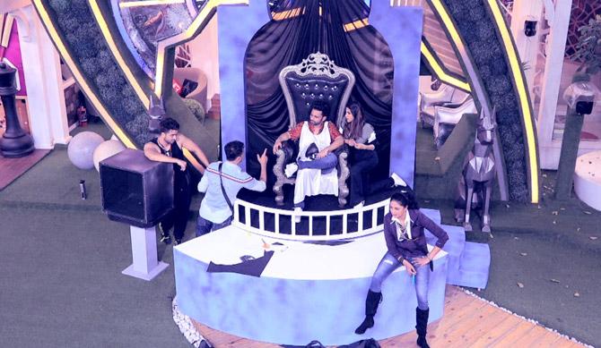 Election of the new captain became the focus of the house as Bigg Boss pitted Rubina and Rahul against each other. Red Hearts Vs Black Hearts, the two will rule their throne as the King and The Queen. The other housemates had to work as their sevaks and make hearts for their respective team. The one with the maximum number of hearts would be the next captain of the house. The King and Queen could also give them the money allotted to them by Bigg Boss.