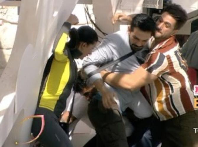 The housemates were all seen planning and plotting with each other. Alliances were formed and even Rubina as the Queen and Rahul as the King started to reach out to housemates and promise them that they will pay them handsomely for the hearts that they stick. The task soon took a terrifying turn as housemates were seen tearing down hearts from the walls. Aly, Eijaz and Kavita were at the forefront of all the action.